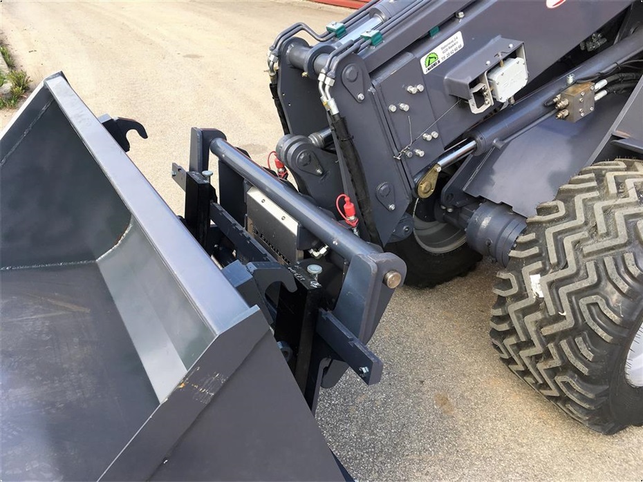 Eurotrac Articulated Mini Loaders t13w close up